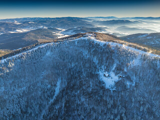 Lot nad Jaworzyną Krynicką popołudniu zimą. © rogozinski