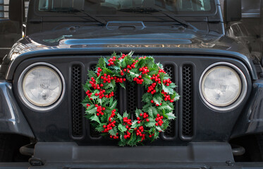 Mistletoe wreath on the front of a car