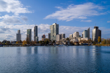 Obraz premium Vienna Skyline on the Danube