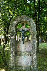 Wunderschöner verzierter sehr alter Grabstein  auf einem schönen alter Friedhof in Landsberg Lech © Blende8