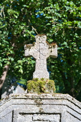 schönes altes verwittertes Steinkreuz mit Moos auf einem schönen alter Friedhof in Landsberg Lech © Blende8