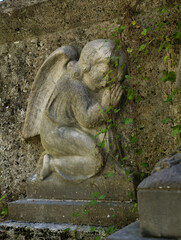 Betender und kniender Engel schöner alter Friedhof in Landsberg Lech © Blende8