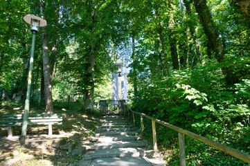 ein schöner Weg führt zum Waldfriedhof Landsberg Lech © Blende8