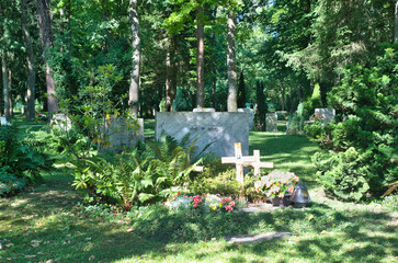 schöne Grabsteine und Holzkreuze auf dem Waldfriedhof Landsberg Lech © Blende8