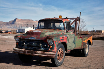 Obraz premium Rusty Vintage Tow Truck in a High-Desert Landscape