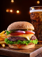 Hamburguesa, papas fritas y refresco