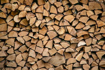 Возобновляемый природный ресурс — стопка колотых дров как экологичное топливо