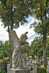 ein großer Engel im Gebet auf dem Friedhof in Kaufbeuren © Blende8