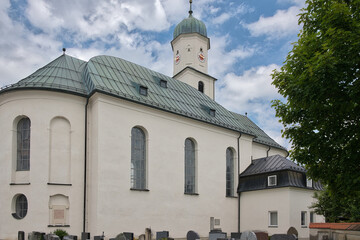 schöne große Kirche neben dem Friedhof in Oberbeuren  Kaufbeuren © Blende8