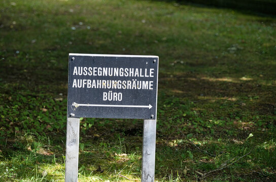 Hinweisschild zur Aussegnungshalle und zum B&uuml;ro auf dem Friedhof in Kaufbeuren