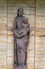 Große Mariendarstellung mit dem Kind und einem Heiligenschein auf  dem Katholischen Friedhof in Kempten Allgäu © Blende8