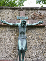 sehr schöne große alte Darstellung des Gekreuzigten  auf  dem Katholischen Friedhof in Kempten Allgäu © Blende8