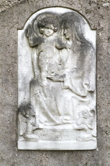 Königin der Engel, bitte für uns Inschrift auf einem alten Grabstein auf  dem Katholischen Friedhof in Kempten Allgäu © Blende8