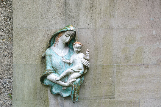sch&ouml;ne Darstellung der Maria mit dem Kinde  auf einem Grabstein auf  dem Katholischen Friedhof in Kempten Allg&auml;u