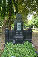 schöner sehr alter Grabstein mit der Darstellung der Kreuzigung auf einer Metallplatte auf  dem Katholischen Friedhof in Kempten Allgäu © Blende8