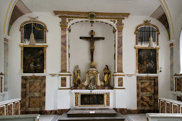 schöner Altar in einer Kapelle auf dem katholischen Friedhof in Kempten © Blende8