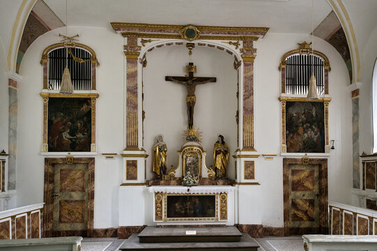 sch&ouml;ner Altar in einer Kapelle auf dem katholischen Friedhof in Kempten