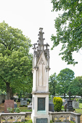 Sehr Imposanter alter Grabstein in Form einer Kirchen auf dem katholischen Friedhof in Kempten © Blende8