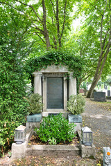 schöne Familiengrabstätte mit Blumenkübeln und Grablampen auf dem Waldfriedhof in Memmingen © Blende8