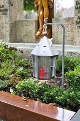 schöne Grablampe hängend auf dem Waldfriedhof in Memmingen © Blende8