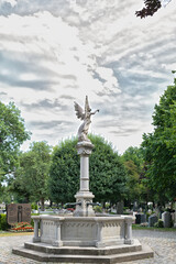 Wunderschöner großer Brunnen mit einem Engel auf einer Säule auf dem Katholischen Friedhof in Kempten - Allgäu © Blende8