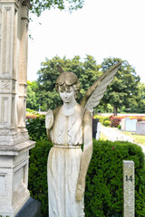 Frontansicht eines schönen großen Engels neben einem Grabstein auf dem Katholischen Friedhof in Kempten - Allgäu © Blende8