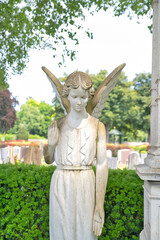 Frontansicht eines schönen großen Engels auf dem Katholischen Friedhof in Kempten - Allgäu © Blende8