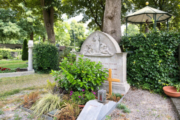 Wunderschöner Grabstein und ein Holzkreuz zieren dieses Familiengrab auf dem Katholischen Friedhof in Kempten - Allgäu © Blende8