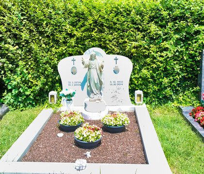 sch&ouml;nes Familiengrab mit Jesus und Grablampen auf dem Katholischen Friedhof in Kempten - Allg&auml;u