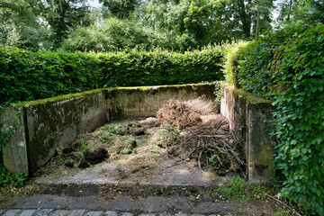 Komposthaufen für die Umwelt auf dem Katholischen Friedhof in Kempten - Allgäu © Blende8