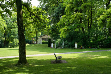 schöne große Wiesen und Bänke auf dem Katholischen Friedhof in Kempten - Allgäu © Blende8