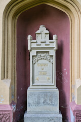 Familiengrabstätte der Familie sehr schöner alter Grabstein auf einem Waldfriedhof in Memmingen © Blende8