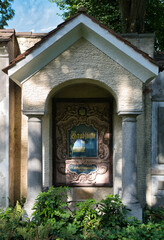 Wunderschönes Familiengrab mit zwei Säulen und schönen Dekoren auf einem Waldfriedhof in Memmingen © Blende8