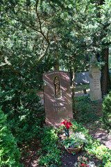 Grabstein mit Spruch, Heilige Maria bitte für uns auf einem Waldfriedhof in Memmingen © Blende8