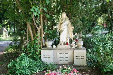 eine große Jesusstatue wacht über dieses Familiengrab auf dem Waldfriedhof in Memmingen © Blende8