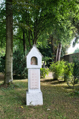 Familiengrabstätte mit einem Stein und einem Marienbild auf dem Waldfriedhof in Memmingen © Blende8