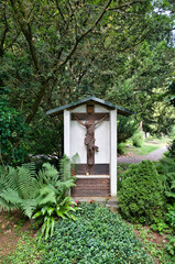 schöner alter Grabstein mit Jesus am Kreuz auf dem Waldfriedhof in Memmingen © Blende8