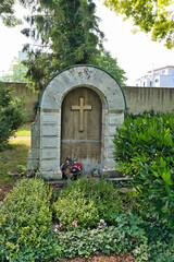 großer Familiengrabstein mit einem Bibelspruch und schöner Bepflanzung auf dem Waldfriedhof in Memmingen © Blende8