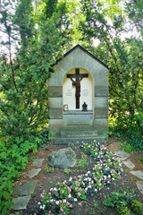 schöner großer Grabstein mit frommen Sprüchen und vielen schönen Blumen auf dem Waldfriedhof in Memmingen  © Blende8