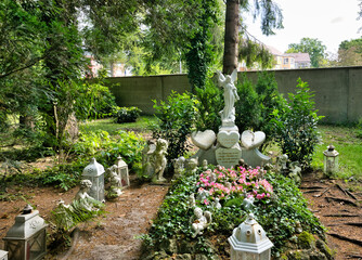 schönes großes Familiengrab mit vielen Laternen Engeln und Herzen auf dem Waldfriedhof in Memmingen © Blende8