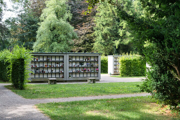 schöne große Urnenwände mit viel Blumenschmuck auf dem Waldfriedhof in Memmingen © Blende8