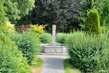 auf dem Weh zum großen Brunnen auf dem Waldfriedhof Memmingen © Blende8