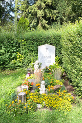 viele kleine Engel auf einem schönen Grab auf dem Waldfriedhof Memmingen © Blende8
