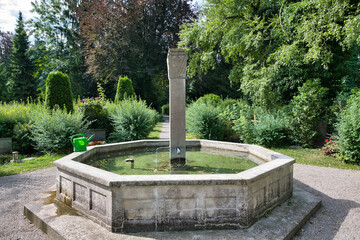 schöner großer Brunnen als Mittelpunkt auf dem Waldfriedhof Memmingen © Blende8