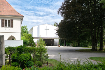 Haupteingang und Kapelle  auf dem Walfriedhof Memmingen © Blende8