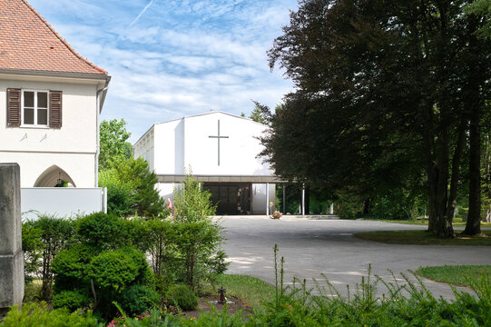 Haupteingang und Kapelle  auf dem Walfriedhof Memmingen