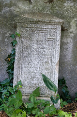 sehr alter verwitterter Grabstein auf kleinem Friedhof in Lauchdorf © Blende8