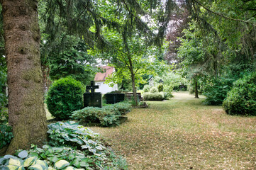 schöner alter Friedhof im Schatten einiger Bäume Friedhof in Lauchdorf   © Blende8