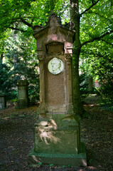 sehr alter Grabstein mit einem Fach für eine Grablampe auf einem Friedhof in Ulm © Blende8