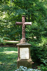 sehr schöner alter Grabstein mit einem Kreuz auf einem Friedhof in Ulm © Blende8
